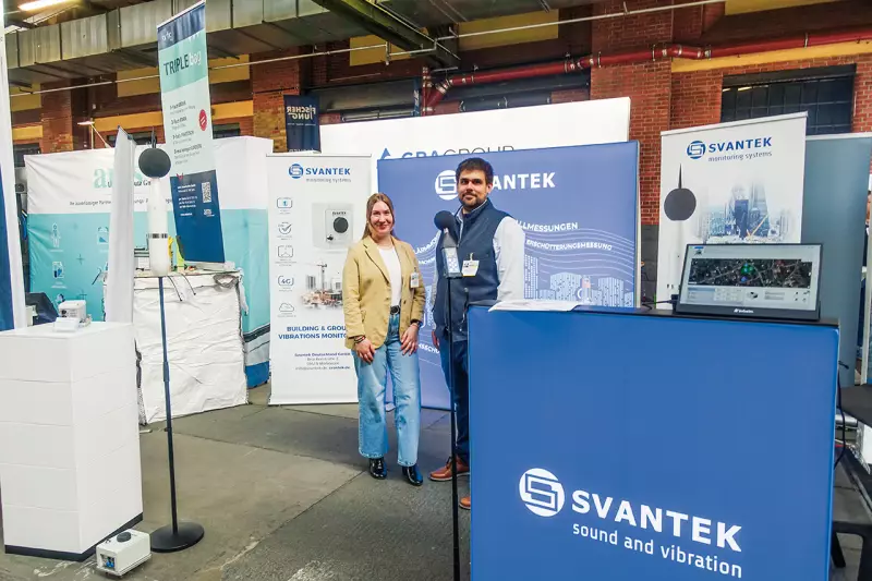 Als Spezialist für Schall- und Schwingungsmesstechnik bietet Svantek Lösungen für die zunehmend strengeren Auflagen zum Immissionsschutz (Lärm und Erschütterungen). Emely Litterst und Jan Tjorben Arning zeigten uns u. a. die neueste Generation der kabellosen Sensoren zur Schwingungsüberwachung. Quelle: Treffpunkt.Bau