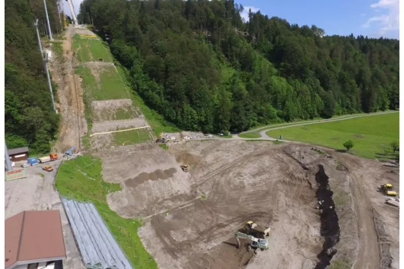 Damit die Skiflugmeisterschaft 2018 in Oberstdorf durchgeführt werden darf, muss die Schanze bis Februar 2017 sprungbereit und die Stadion- und Geländeflächen benutzbar sein. Mit der Sanierung ist die Geiger Unternehmensgruppe beauftragt worden.