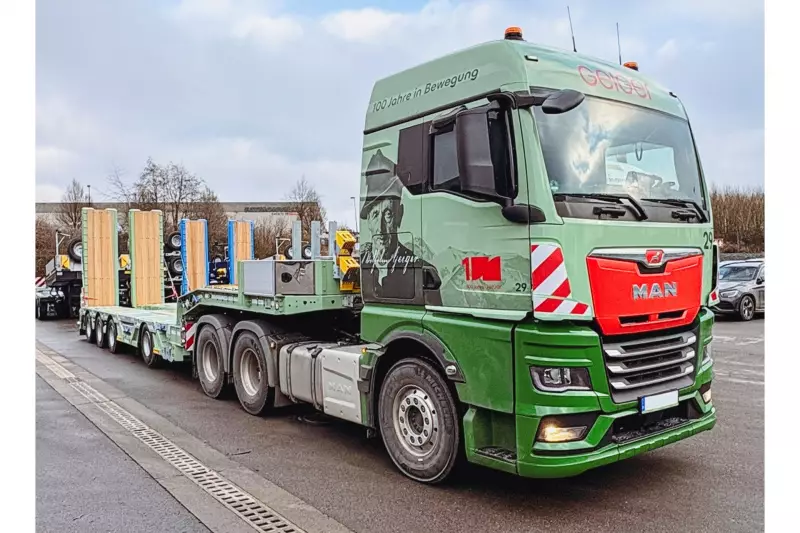 Mit dem neuen 4-Achs MultiMAX Satteltieflader von Faymonville mit um 2.800 mm teleskopierbarer Ladefläche, tiefen Radmulden, integrierter Löffelstielmulde, Verbreiterungen, Doppelrampen und hydraulisch gelenkten Achsen erweitert die Geiger Gruppe ihre Transportkapazitäten um eine vielseitige und wendige Lösung für anspruchsvolle Baustelleneinsätze.