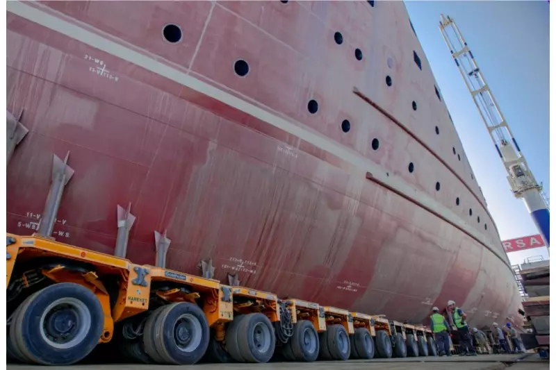 Geschafft! Das Schiff rollt auf seinen 1.600 Rädern ins Schwimmdock.
