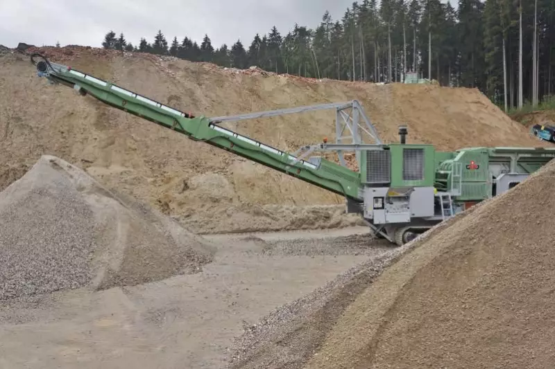 Zusätzlich kann ein Seitenaustragsband am Brecher montiert werden.