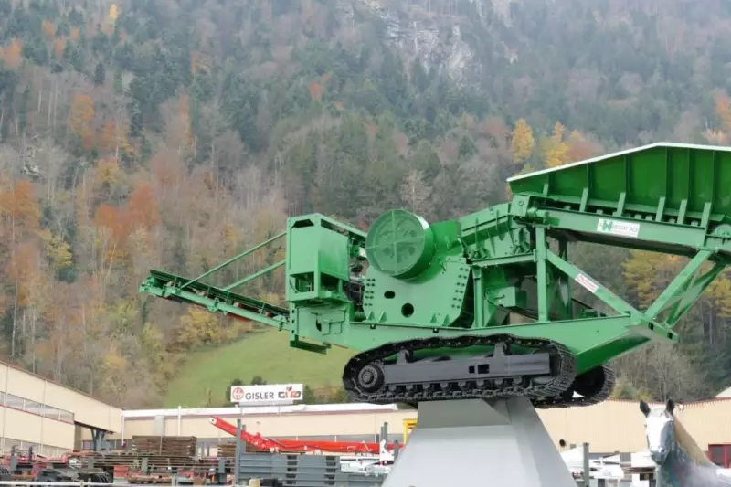 1982 baute Emil Gisler die weltweit erste raupenmobile vollhydraulische Brechanlage. Diese Konstruktion legte den Grundstein für seine erfolgreichen Unternehmen und schmückt heute als Ausstellungsstück die Firmenzufahrt.