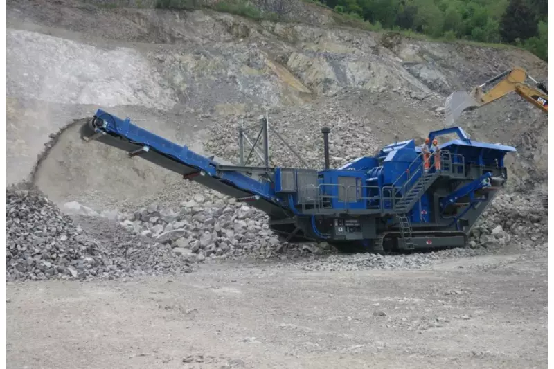 Dieser Gipobac Backenbrecher hat bereits seine Arbeit im Steinbruch aufgenommen. Sein Schwestermodell vom Typ Gipobac B 1200 C wird erstmals für die Messe in Bern gebaut. Ein Foto der neuen Anlage existiert noch nicht – ihre Fertigung läuft, während diese Zeilen gedruckt werden.