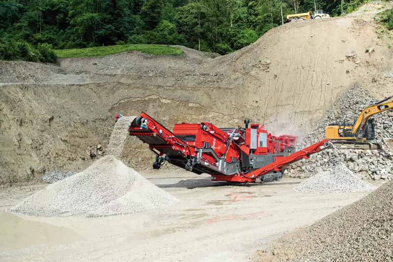 Die „GIPO P 131 GIGA“ überzeugt durch ihre Vielseitigkeit und Effizienz im Zerkleinern von Gestein und Beton, ergänzt durch optionale Windsichtung für ein reineres Endprodukt.