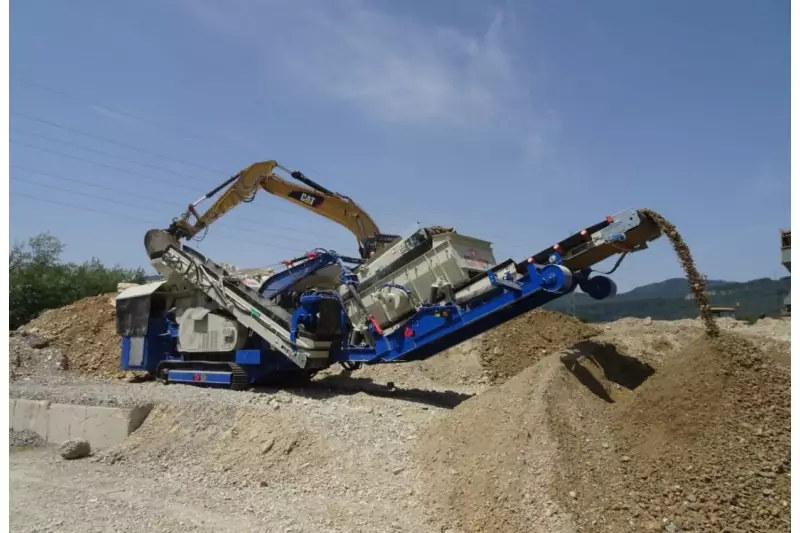 Auf der Mawev Show in St. Pölten wird Gipo die Giporec R 90 FDR Giga zeigen. Der raupenmobile 27-t-Prallbrecher, hier mit Nachsiebeinheit, überzeugt mit hervorragender Leistung und Zuverlässigkeit bei kompakten Transportmaßen.