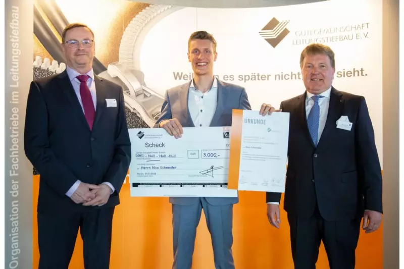 Für seine Bachelorarbeit zum Thema „Einführung eines Kostenrechnungssystems zur kurzfristigen Erfolgsrechnung in mittelständigen Horizontalbohrunternehmen“ wurde Nico Schneider mit dem GLT- Förderpreis 2022 ausgezeichnet. Die Urkunde überga-ben GLT-Ehrenpräsident Dr. Sven Lehmann (li.) und GLT-Präsident Willi Thomsen (re.). Foto: GLT