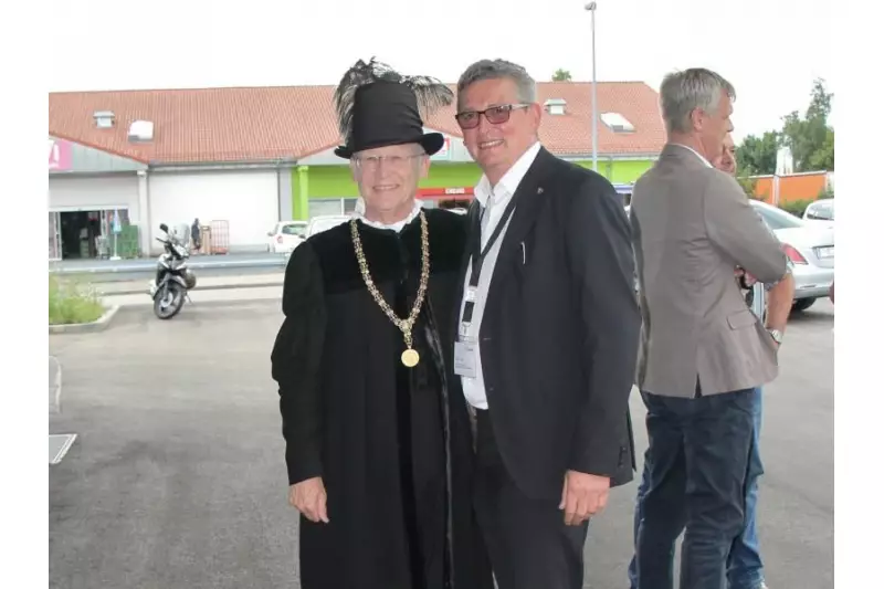 Dr. Ivo Holzinger, Oberbürgermeister der Stadt Memmingen, hielt seine Laudatio in spanischer Hoftracht aus dem 16. und 17. Jahrhundert. Der Grund dafür: In dieser Woche fand zeitgleich der historische Wallensteinumzug statt.