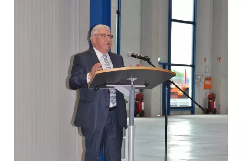 Auch der ehemalige Landwirtschaftsminister Josef Miller hielt als Unterstützer des Unternehmens Goldhofer eine Rede.