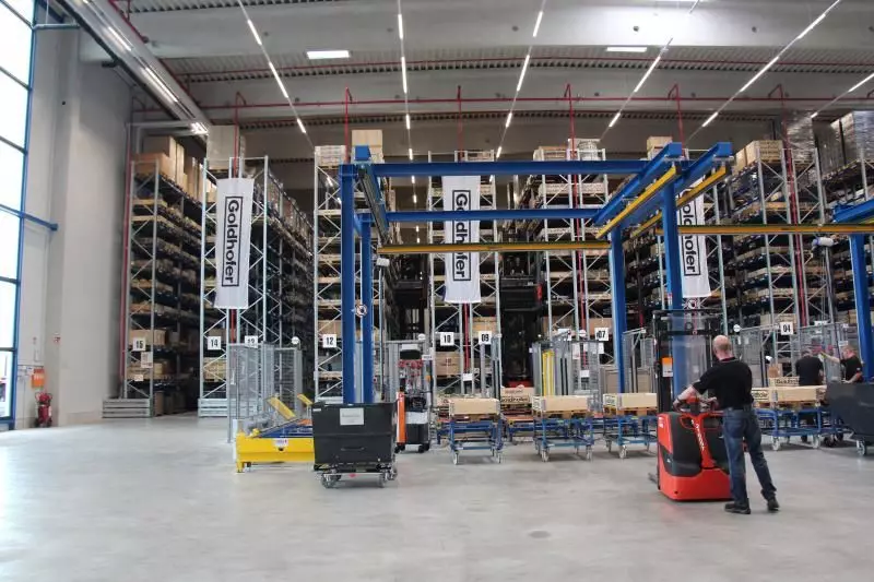 In acht Gassen bietet das Schmalganglager 8.100 Palettenstellplätze.