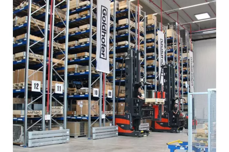 Nach der Eröffnungsrede demonstrierten die Goldhofer-Mitarbeiter die Funktionsweise der neuen Lagerarten.