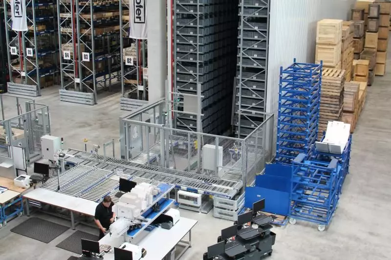 Aus dem ersten Stock hat man einen idealen Blick auf das automatische Kleinteilelager. Gesteuert wird es über den PC.