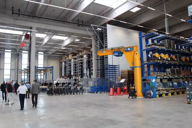 Das neue Lager ist 97 m lang, 64 m breit und 14 m hoch. Es besteht aus einem zentralen Wareneingangsbereich, einem Schmalganglager, einem automatischen Kleinteilelager, einem Bodenlager und dem Kragarmlager.