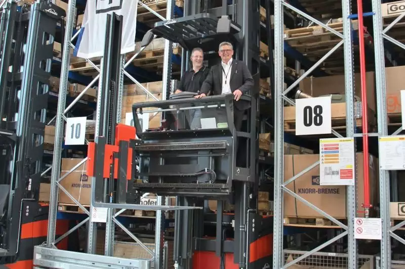 Die Firma Goldhofer eröffnete Ende Juli ihr neues, 6.000 mgroßes Logistikzentrum. Stefan Fuchs (rechts), Vorsitzender der Goldhofer AG, in einem induktiven Schmalgangstapler.
