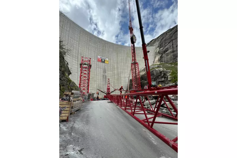Die Demontage erfolgte in zwei Etappen. Im Herbst 2024 wurde der obere schmale Turm des erste WOLFFs abgebaut. In diesem Sommer folgten der untere Turm und der komplette zweite Kran. Insgesamt dauerte der Abbau mit einem 650-Tonnen Mobilkran rund 3,5 Wochen.
