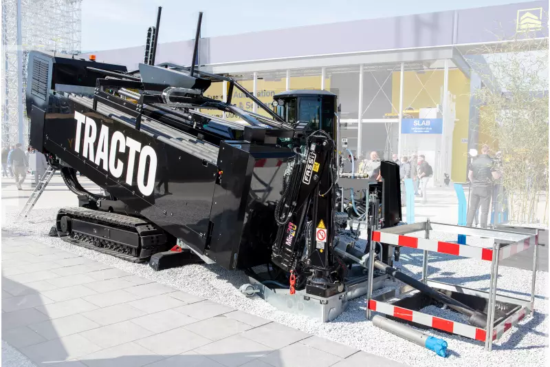 Mit 315 Meter Jet-Bohrgestänge an Bord, vielen Automatikfunktionen und Assistenzsystemen ist der GRUNDODRILL JCS300 eine der fortschrittlichsten HDD-Jet-Bohranlagen für die Langstrecke.

