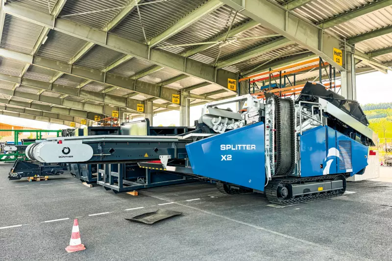 Der kettenmobile Splitter X2 ist mit seinem stabilen und robusten Splitter Twin Wave Siebdeck der Experte für schweres, klebriges und teils unzerkleinertes Material. Quelle: Treffpunkt.Bau