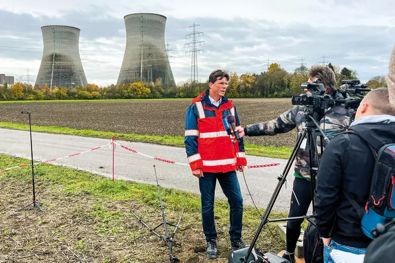 Gefragter Interviewpartner: Dr. Heiko Ringel, technischer Geschäftsführer des Kernkraftwerks Gundremmingen, stand am Tag der Kühlturmsprengung bereit und erläuterte die einzelnen Schritte des Rückbaus. Quelle: Treffpunkt.Bau
