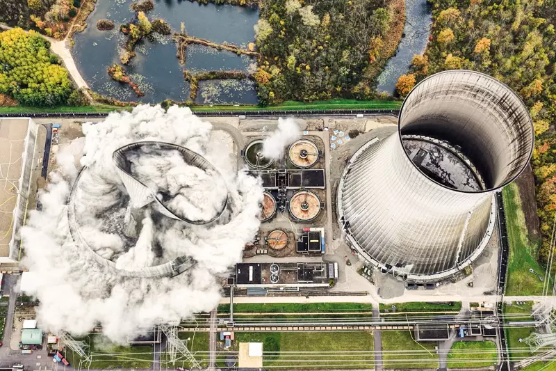 Rund 600 kg Sprengstoff in 1.800 Bohrlöchern sorgten für einen präzisen Ablauf der Sprengung. Zugleich wirkte der leichte Regen wie ein Filter, dämpfte die Staubwolke und ließ die Türme deutlich in sich zusammensinken, ohne umliegende Anlagen zu beeinträchtigen. Quelle: RWE
