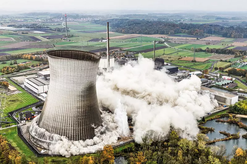 Am 25. Oktober wurden die beiden 160 m hohen Kühltürme des ehemaligen Kernkraftwerks Gundremmingen erfolgreich gesprengt. Nur wenige Tage später startete RWE den Bau eines Batteriespeichers sowie weiterer Energieprojekte, die den Standort in eine neue Ära führen sollen. Quelle: RWE
