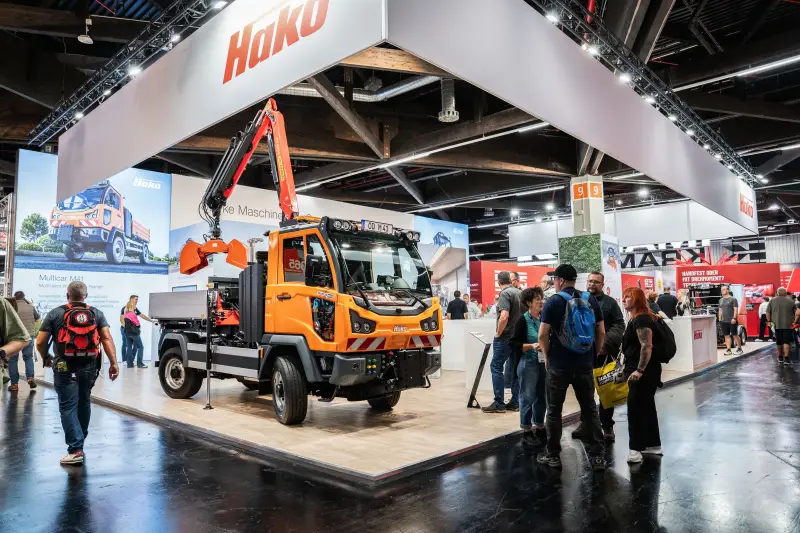Hako auf der GaLaBau 2026. Multicar M41 mit Palfinger Kran.
