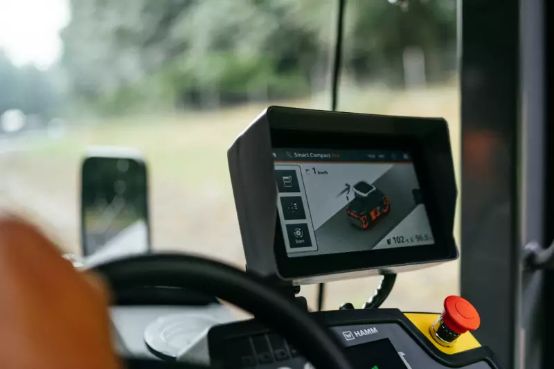 Als erster Hersteller weltweit integriert Verdichtungsspezialist Hamm bei Smart Compact Pro die Echtzeit-Dichte in die automatisierte Verdichtung.