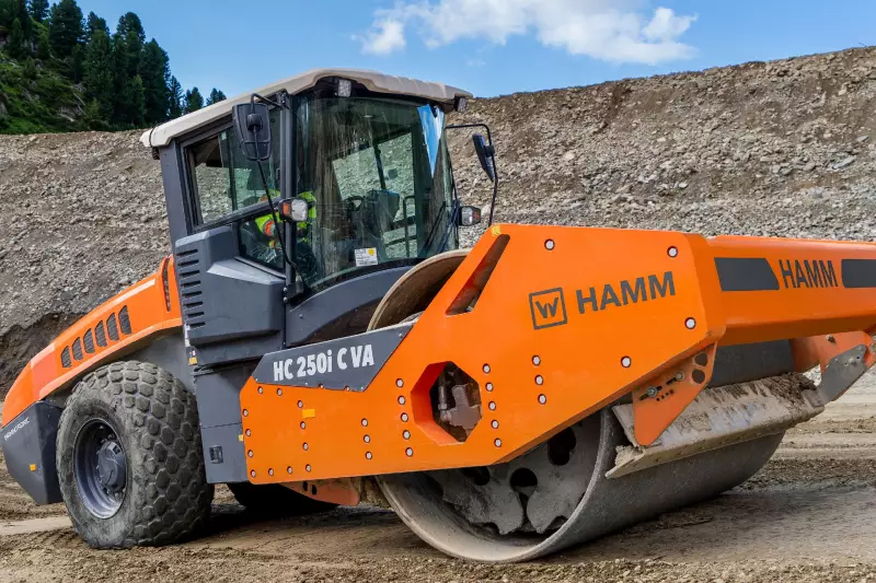 Hochpräzise Verdichtungsmessung mit neuem Messwert, variabler Amplitude und automatisierter Verdichtung auf Zielwert: Die neuen Walzenzüge mit VA-Bandage erleichtern und beschleunigen das Erreichen eines Verdichtungszieles im Erdbau bei gleichzeitiger Schonung von Maschine und Ressourcen.