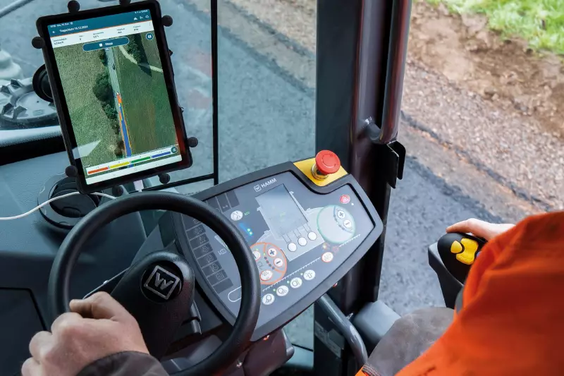 Die Android App Track Assist informiert den Bediener über die wichtigsten Verdichtungs-Parameter wie z. B. die Anzahl der Überfahrten, Echtzeit-Dichtewerte, Temperaturgrenzen, Reversierpunkte oder etwa den Verdichtungsgrad und -fortschritt.