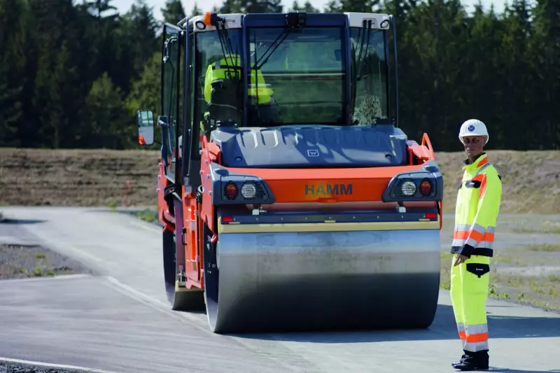 Personen, Maschinen und andere Hindernisse automatisiert erkennen – Maschine abbremsen oder stoppen. Mit einer Schnittstelle bietet Hamm eine Lösung zur Anbindung von Systemen zur Kollisionsvermeidung an. Eine Komplett-Lösung ab Werk wird in Kürze verfügbar sein.