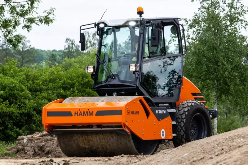 Vielseitig in der Anwendung, perfekt für Vermietfirmen: Mit den verschiedenen Bandagenvarianten, der einfachen Bedienung, optimaler Servicezugänglichkeit und vielen Optionen eignen sich die Walzen der HC CompactLine ideal für die Vermietung.
