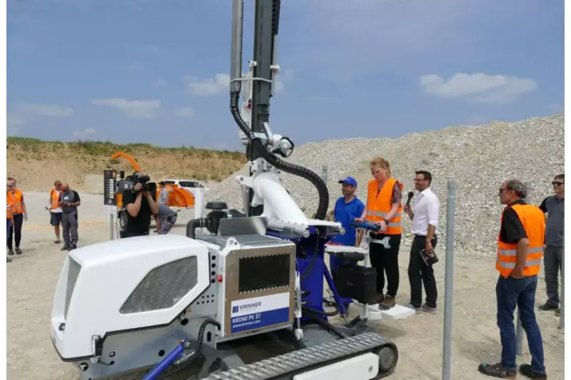 „Ran an die Maschine!“, hieß es bei der Team Challenge für die Journalisten. An die Stelle der vertrauten PC-Tastatur rückte an dieser Station das Bedienpult des Krinner KRD 60 PV, einem leistungsfähigen Spezialisten zum Setzen von Schraubfundamenten.