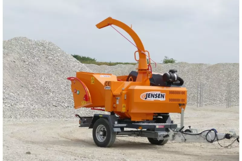 Eine Tortur zwischen Volllast und Leerlauf mit Höchstdrehzahl ist der Häckselbetrieb. Baumstämme mit bis zu 22 cm Durchmesser verschlingt der Jensen A 328 in Sekundenschnelle. Die Power liefert eine 4H50TIC OPU.