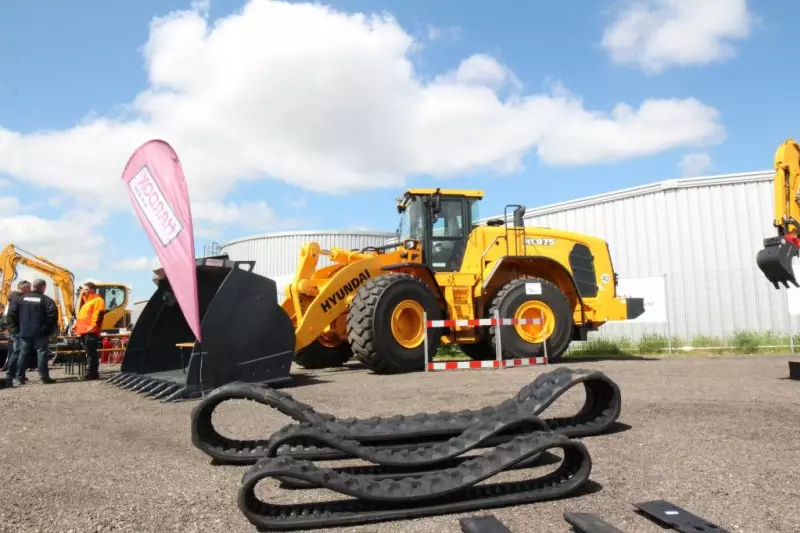 2.	Dieser 4,8-m3-Großradlader HL975 fand auf der Hausmesse einen neuen Kunden im Saarland – er wird in der Sandgewinnung arbeiten.