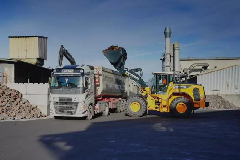 Dank des XT-Hubgerüstes kann der HL960A XT auch Lastzüge mit sehr hohen Bordwänden problemlos beladen.