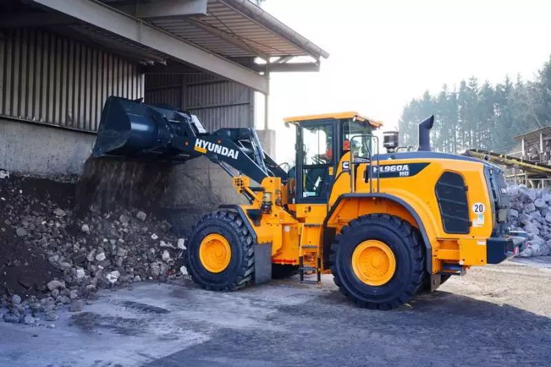 Verladen, beschicken und sortieren sind die Aufgaben der Hyundai-Radlader bei Mireco. Die BKT-Reifen sind für den harten Einsatz in der Schlacke prädestiniert.