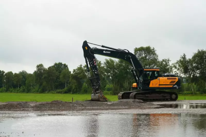 Vorbereitung eines Material-Lagerplatzes entlang der Pipeline-Baustelle mit dem Hyundai HX300A NL – hier kommt es auf Feinfühligkeit an. Planumsarbeiten erleichtern diverse Funktionen der Baggersteuerung. 