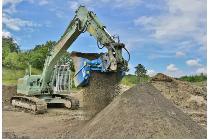 Das Vorführmodell ist ein 1,5 t schwerer Gyru-Star für Bagger mit ca. 20 t. Trotz des feuchten, lehmdurchsetzten Bodens erreicht er eine hohe Durchsatzleistung.