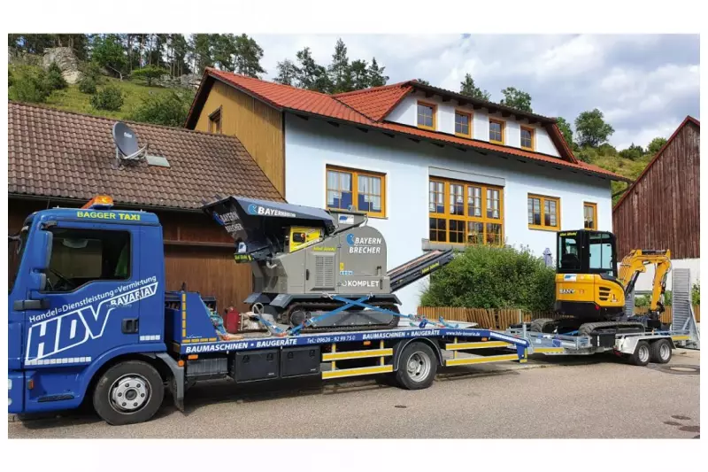 Der Transport gehört zum Service. Bei Bedarf bringt HDV Bavaria den Bayernbrecher auch zusammen mit einem Minibagger oder kompakten Radlader auf die Baustelle.