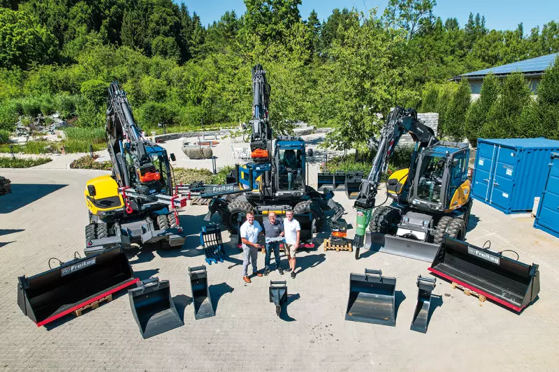 Maschinenübergabe an die Freitag Gruppe. Das Ausrüstungspaket rund um die Mecalac-Bagger hat HDV Bavaria speziell für den Kabel- und Freileitungsbau zusammengestellt. Quelle: Tobias Kiehstaller