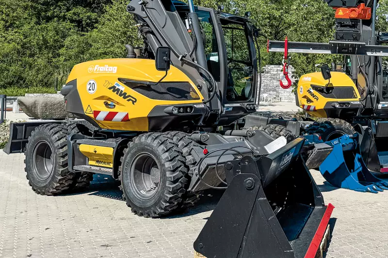 Mobilbagger als (Teilzeit-)Radlader. Mit der 4-in-1-Multifunktionsschaufel von A.f.B. erledigt der Mecalac 11MWR auch viele Lader-typische Aufgaben auf der Baustelle. Quelle: Tobias Kiehstaller
