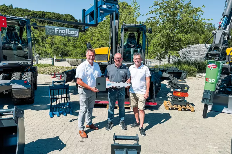Von rechts: Dr. Michael Freitag, Geschäftsführer der Freitag Gruppe, Hubert Meier, Fuhrparkleiter bei Elektro Freitag, und Michael Braun, Geschäftsführer von HDV Bavaria, bei der Schlüsselübergabe. Quelle: Tobias Kiehstaller
