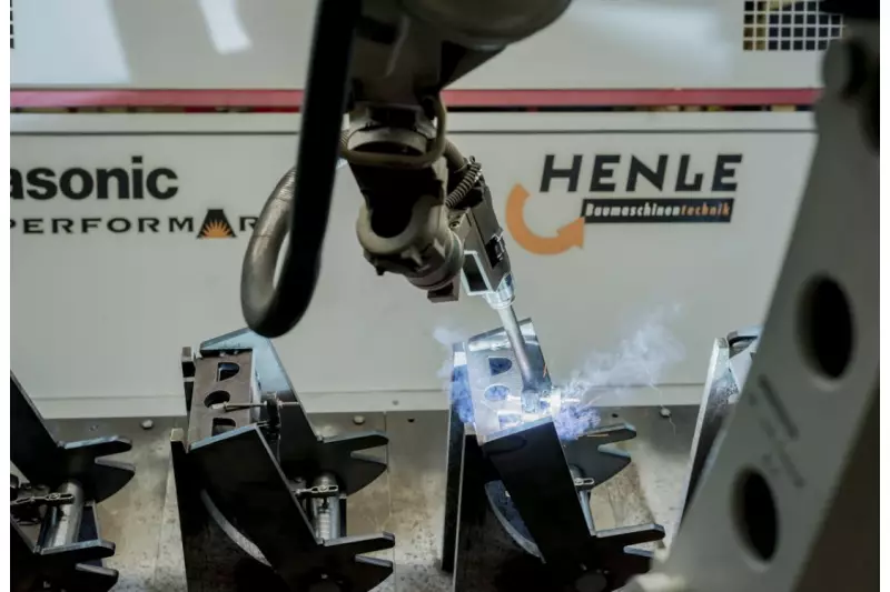 Moderne Schweißroboter werden bei Henle zur Herstellung 
verschiedener Standardteile eingesetzt.