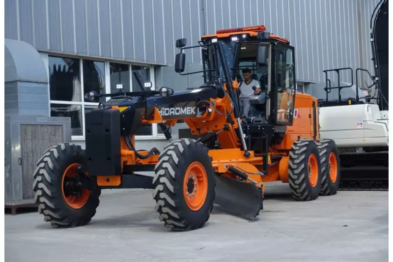 Um der weltweiten Nachfrage gerecht zu werden, entwickelt und produziert Hidromek neue Grader. Bei der Werksführung konnte der HMK 600 MG in Aktion erlebt werden.
