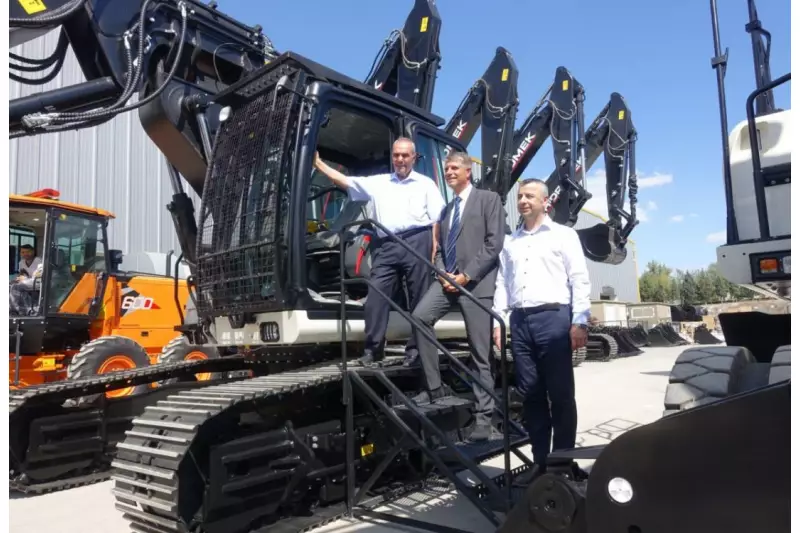 V.l.: Hasan Basri Bozkurt, Gründer und Inhaber der Firma Hidromek, Stoian Markov, Company Director Hidromek West/Espana, und Sebastien Zilyas, Marketing Manager Hidromek West.