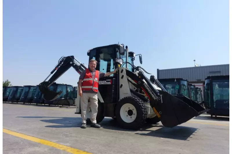 Bülent Yetman, Werksleiter Izmir, vor dem neuen Mini Baggerlader 62SS. Izmir ist der einzige Standort, an dem diese Maschinen produziert werden.