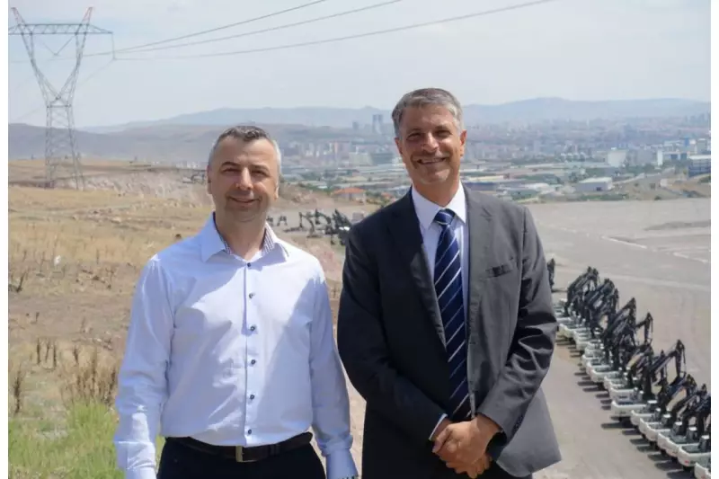 V.l.: Sebastien Zilyas, Marketing Manager Hidromek Deutschland, und Stoian Markov, Company Director Hidromek West/Espana, präsentierten voller Stolz das neue Firmengelände.