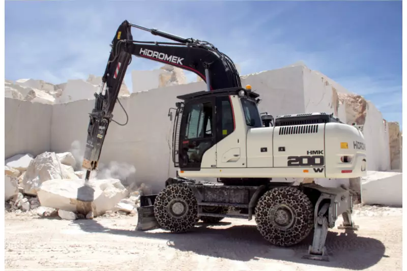 Hidromek HMK 200W im Abbrucheinsatz. Die Maschinen überzeugen mit Leistung, Ausdauer und Produktivität.