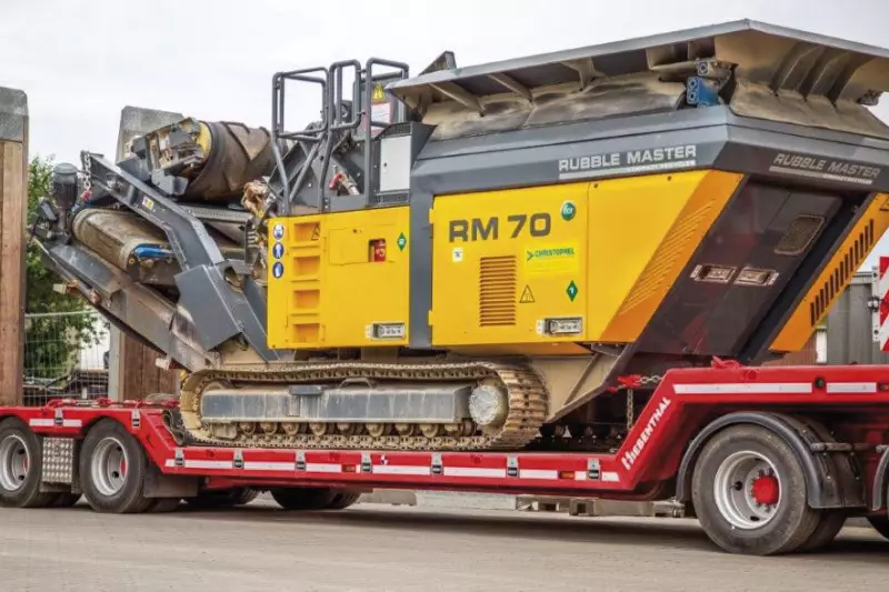 Bis zu 30.000 kg Nutzlast buckelt der BauCraft TTAH 40. Das zulässige Gesamtgewicht beträgt 40.000 kg.
Der 4-Achs-Tiefbett-Tiefladeanhänger hat ein ca. 4.500 mm langes Tiefbett. Die Ladehöhe beträgt beladen
550 mm.