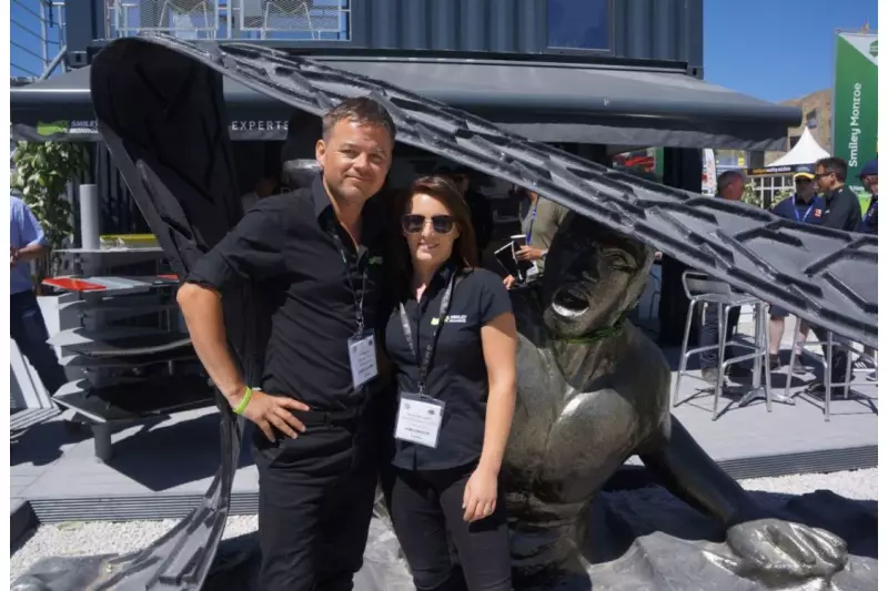 Tim Monroe, Marketing Director Smiley Monroe, und Aimee Mc Cracken, Senior Marketing Executive Smiley Monroe, begeisterten Besucher durch VR-Technik.