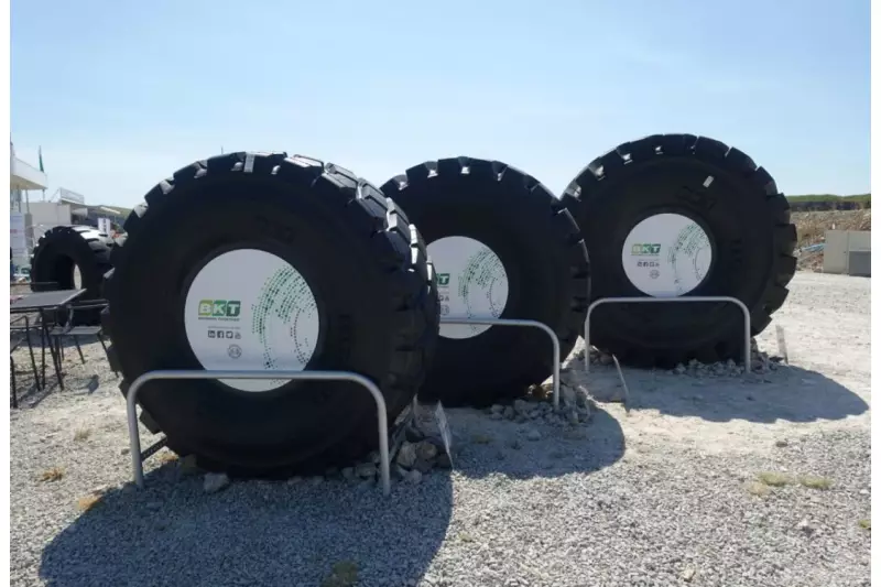 2018 feiert der Hersteller BKT sein 10. Earthmax Jubiläum (wir berichteten). Auf der Hillhead zeigte Kirkby Tires das breite Reifensortiment