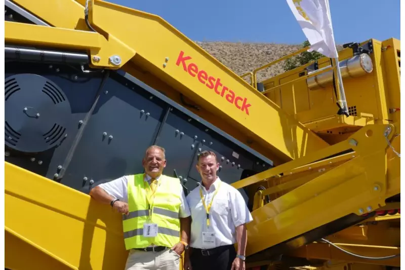 (V.l.) Michael Brookshaw, Global Distributor Manager, und Peter McGeary, Sales Manager Keestrack, enthüllten die vollhybride Elektroversion H4e.